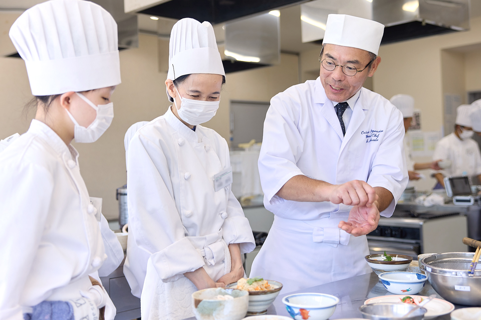 実習授業中も講師にしっかり確認しながら学ぶことができる環境